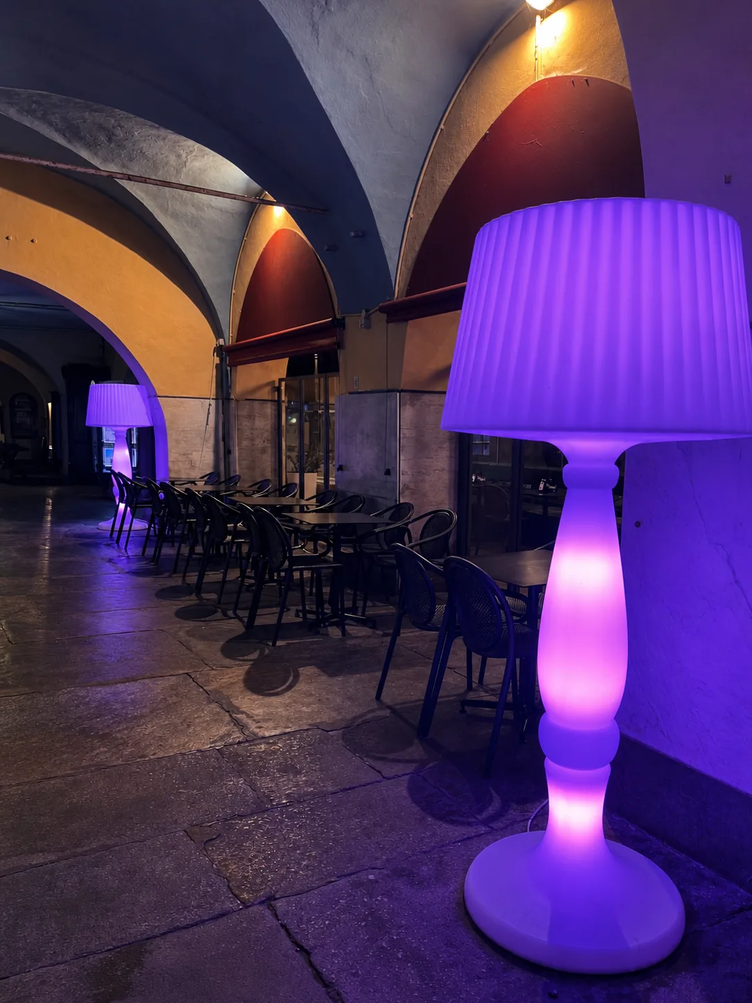 Il dehors sotto i portici con le lampade illuminate