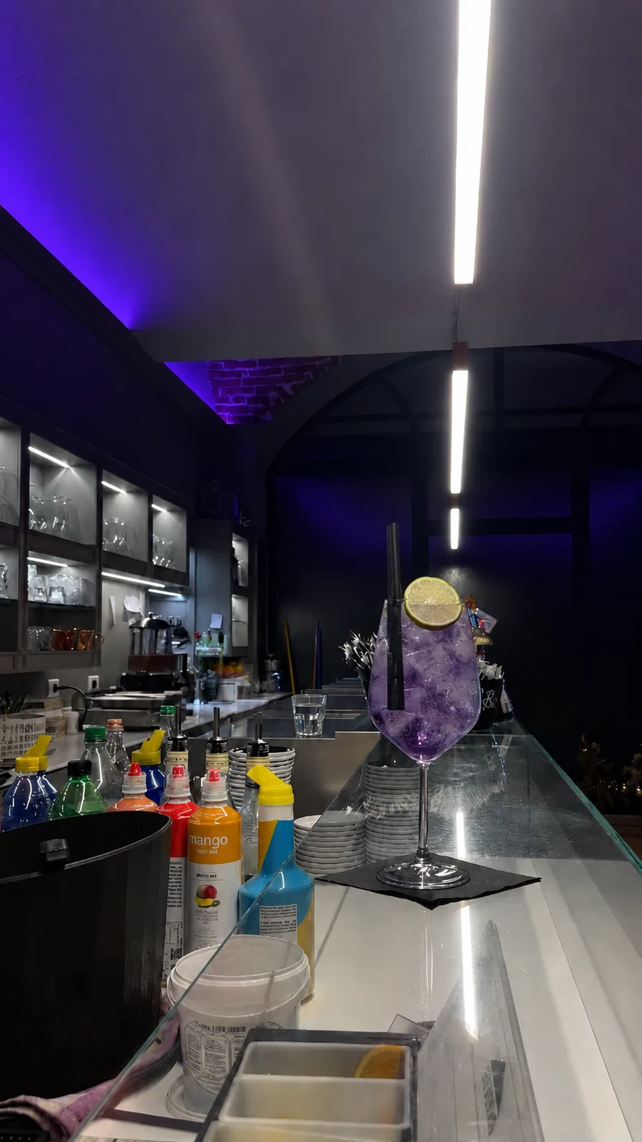 Cocktail viola sul bancone del Caffè Grande