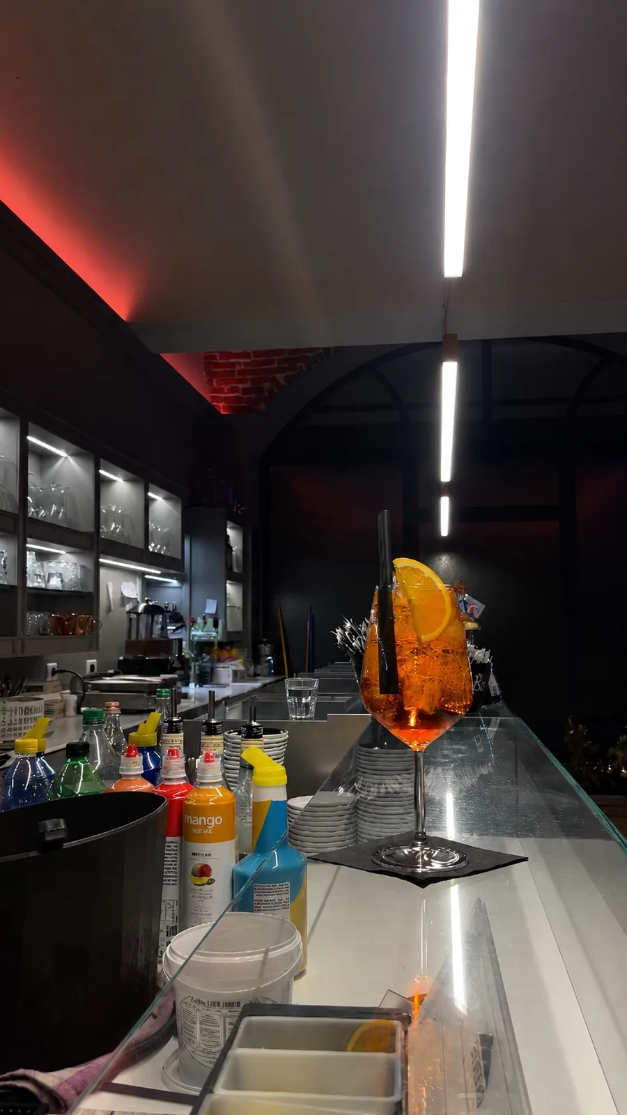 Un cocktail sul bancone del Caffè Grande