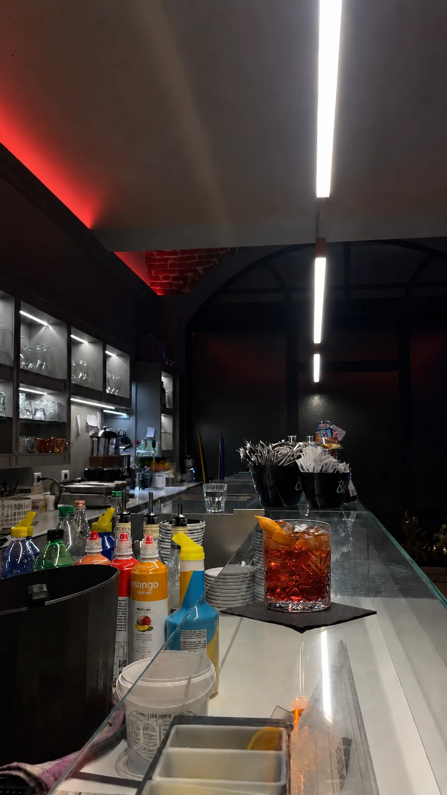 Cocktail rosso sul bancone del Caffè Grande