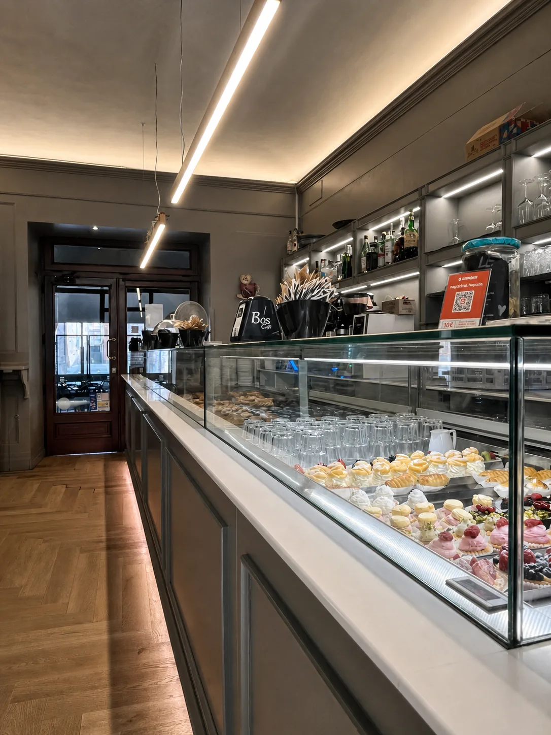 La vetrina della pasticceria e il bancone del Caffè Grande