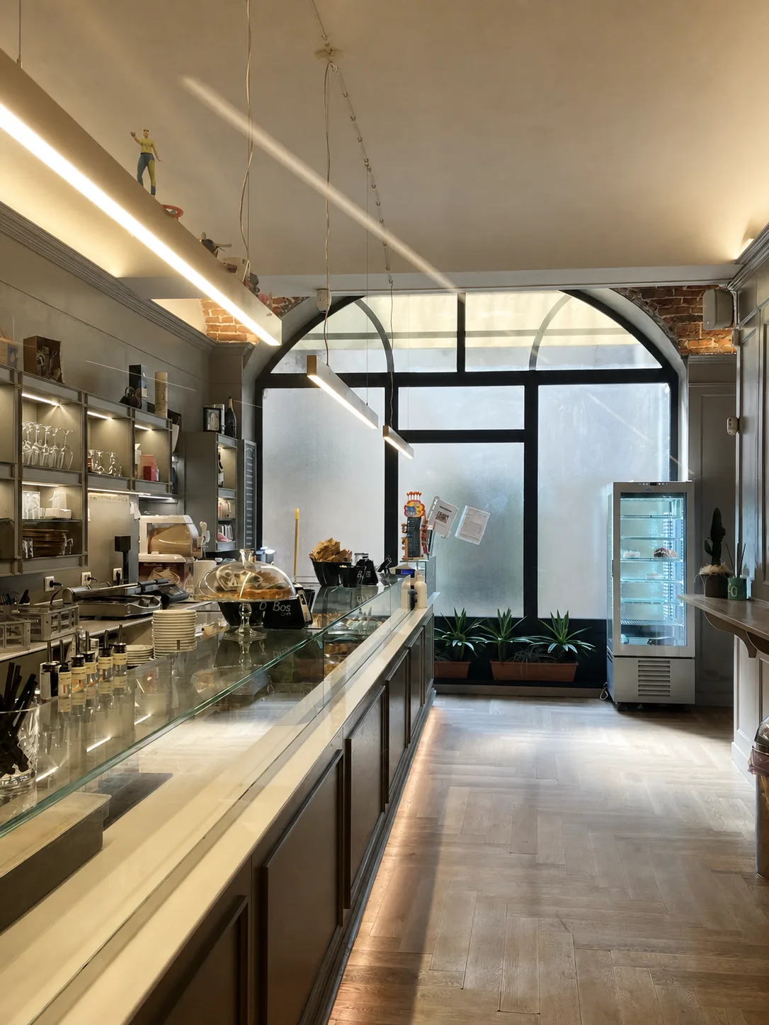 Il lungo bancone del Caffè Grande visto dalla sala