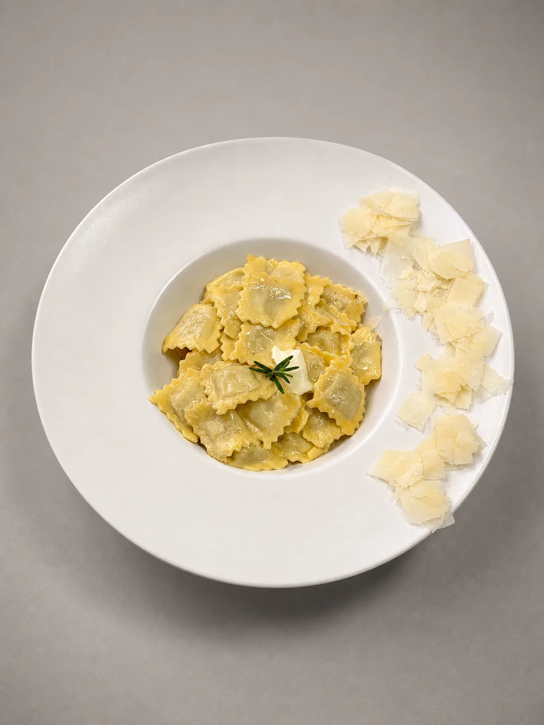 Ravioli al burro e parmigiano