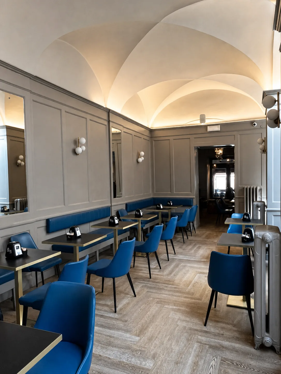 La sala con le volte chiare e le sedute blu
