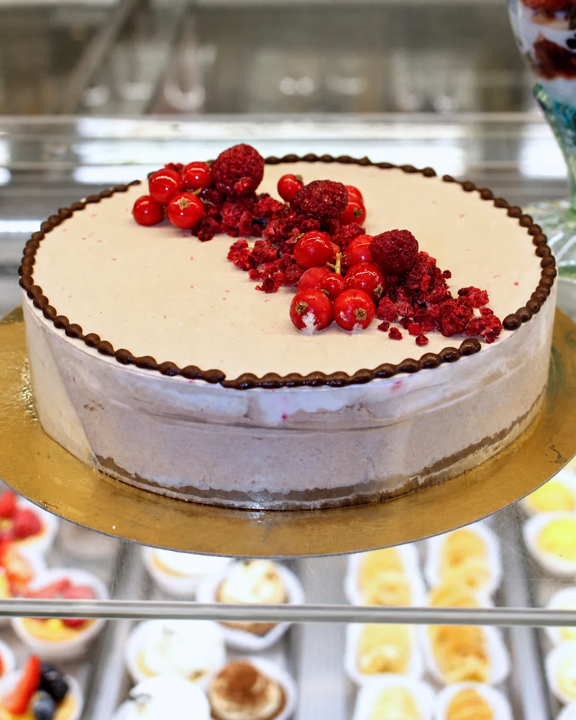 Torta con frutti rossi preparata dal Caffè Grande